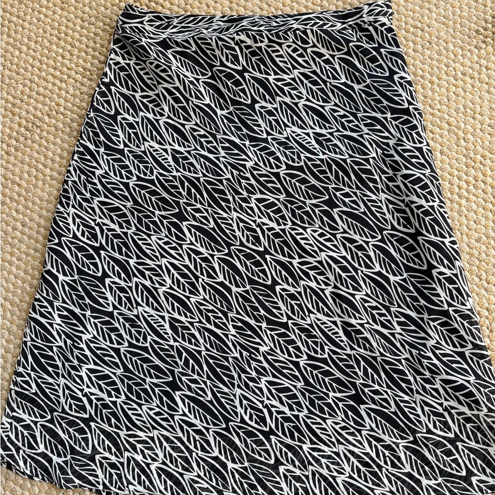 H&M Black and White Leaf Print Women's Skirt new no tag size 8 has side zipper.